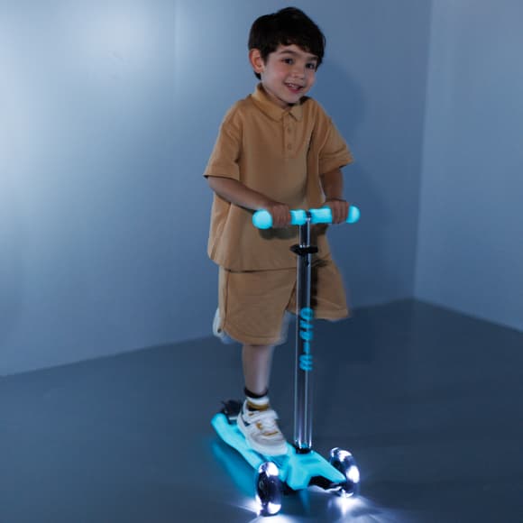 Самокат Micro серии Maxi Deluxe Glow LED - Синий хрусталь