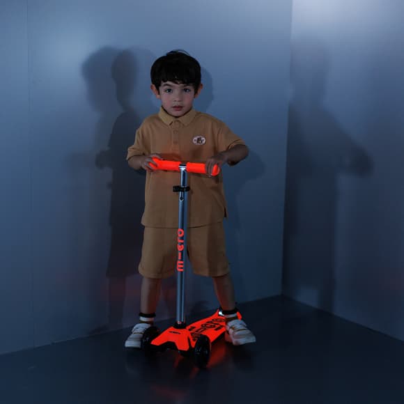 Самокат Micro серии Maxi Deluxe Glow LED - Красная аура