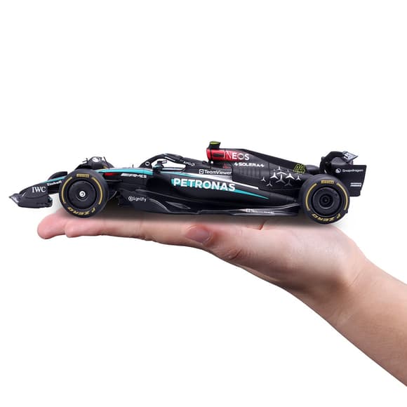 Автомодель з фігуркою – Mercedes‑AMG Petronas F1 W15 (2024) (1:24)