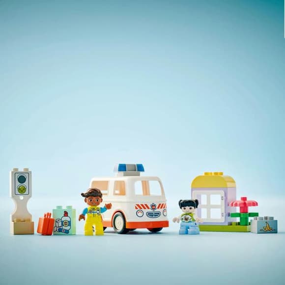 Конструктор LEGO DUPLO Скорая помощь и водитель 19 деталей (10447)