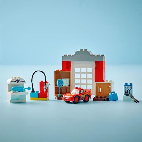 Конструктор LEGO Duplo Disney Візит МакКвіна в гараж Дока (10456)