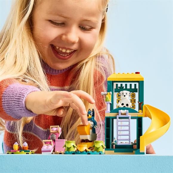 Конструктор LEGO Bluey Веселощі з Блуї та Хлоєю на ігровому майданчику 104 деталі (11201)