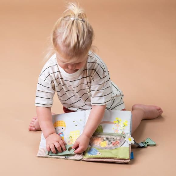 Развивающая книжка Taf Toys Садик в городе Бизибук зайка (13355)
