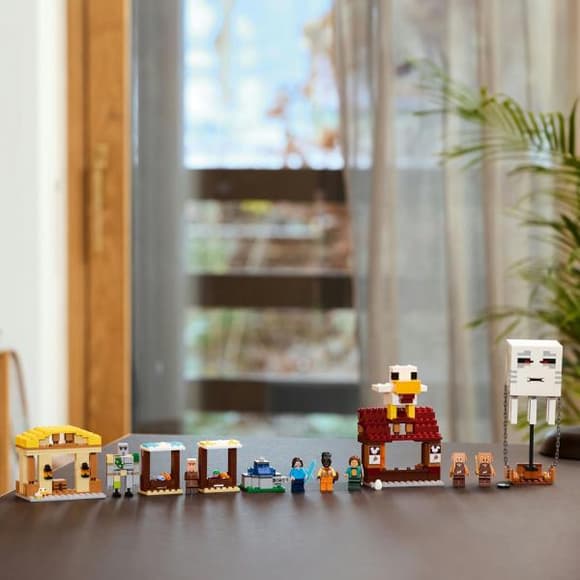 Конструктор LEGO Minecraft Напад на село з повітряною кулею Ґаст 555 деталей (21273)