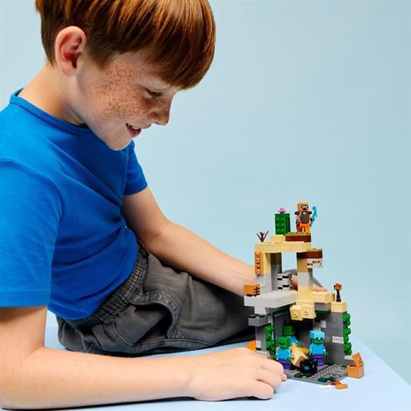 Конструктор LEGO Minecraft Підземелля зомбі 284 Деталі (21587)