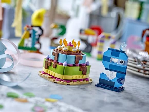 Конструктор LEGO® Торт на день рождения с украшениями, веселый подарочный набор, декор для стола, 219 деталей (40815)
