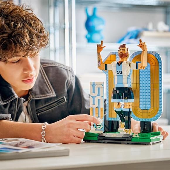 Конструктор LEGO® Editions Ліонель Мессі — легенда футболу, 958 деталей (43015)