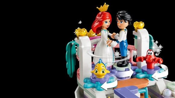 Конструктор LEGO® Disney Принцеса Королівський весільний човен Аріель, 519 деталей (43299)