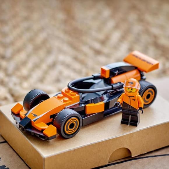 Конструктор LEGO City Пилот F1 с автомобилем для гонок команды McLaren 86 деталей (60442)