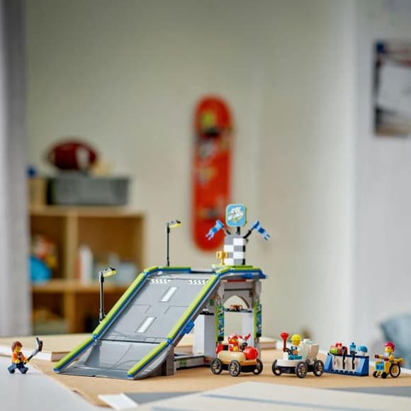 Конструктор LEGO City Никаких ограничений: Автодром для гоночных автомобилей 436 деталей (60460)