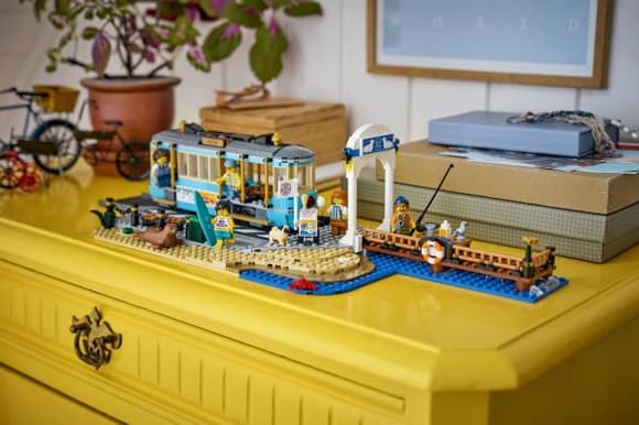 Конструктор LEGO® City Класичний трамвай до пляжу - Іграшки-потяги, 693 деталі (60506)