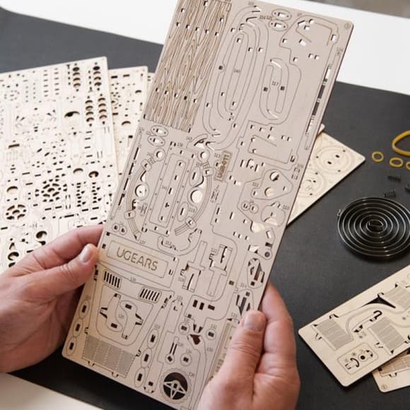 Деревянный механический 3D конструктор Ugears Пикап Лесоруб (70171)
