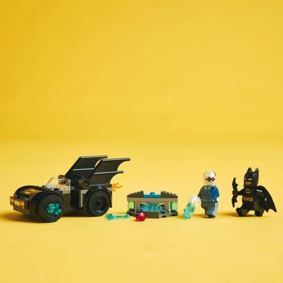 Конструктор LEGO DC Batman: Бэтмен и Бэтмобиль против мистера Фриза 63 детали (76301)