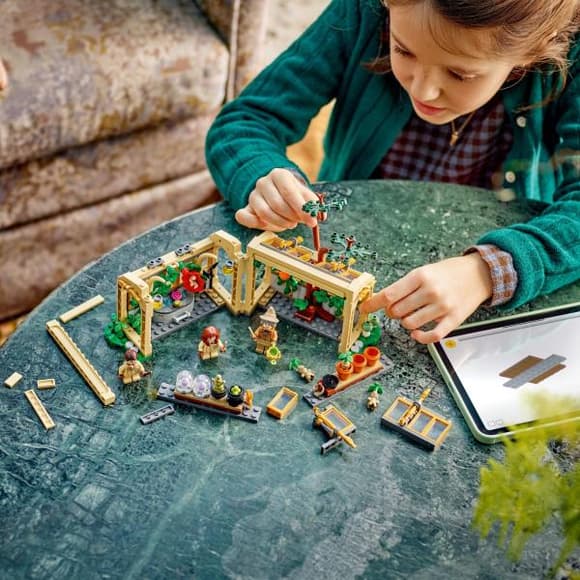 Конструктор LEGO Harry Potter Замок Гогвортс урок гербології 390 деталей (76445)