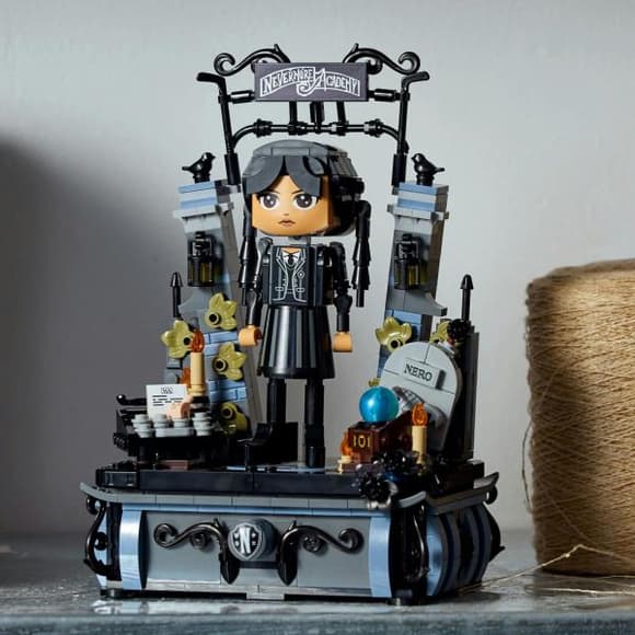 Конструктор LEGO Wednesday Фигурка Венздей Аддамс 702 детали (76780)