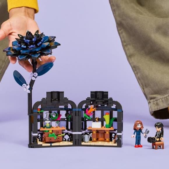 Конструктор LEGO Wednesday Цветок черной георгины 358 деталей (76784)