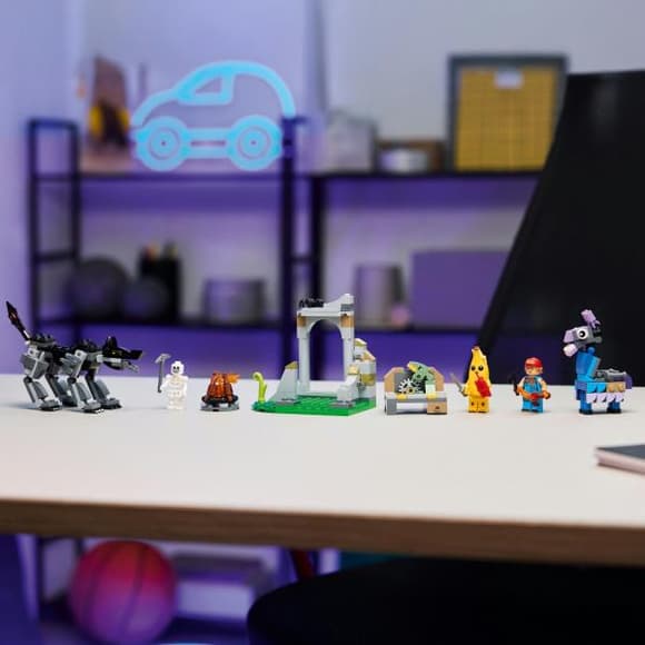 Конструктор LEGO Fortnite Лагерь Peely и Sparkplug 250 деталей (77075)