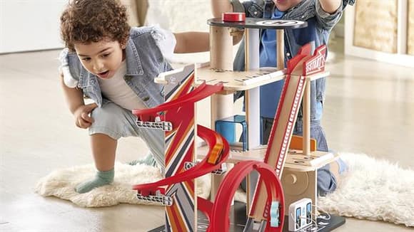 Автотрек Hape з паркінгом, ліфтом і вертолітним майданчиком (E3019A)