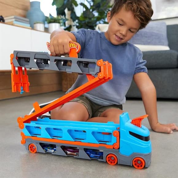 Грузовик-транспортер Hot Wheels Супергонки с 3 базовыми машинками 1:64 (GVG37)