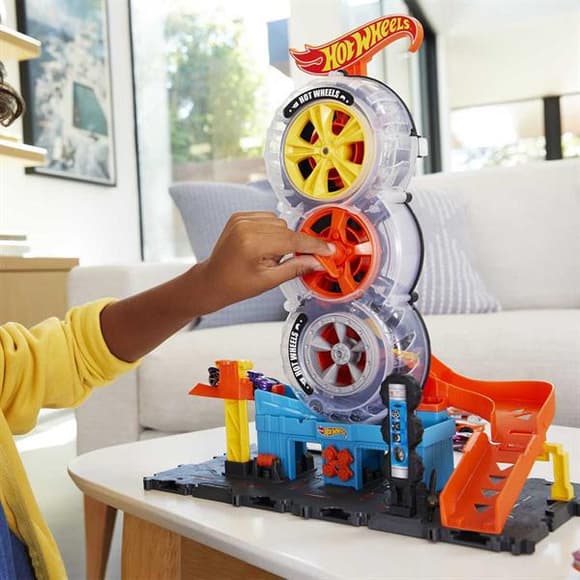 Трек Hot Wheels City Головокружительные трюки в шиномонтаже (HDP02)